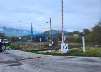 Intervento della polizia a San Demetrio dopo che camion urta la barriera del passaggio a livello