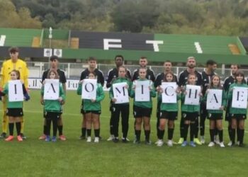 Uniti nel ricordo e nel dolore, “ciao Michael”: lo striscione prima della partita