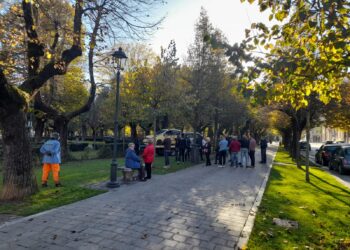 Auto in picchiata sul viale dei pedoni, si schianta contro un albero: tragedia sfiorata ad Avezzano