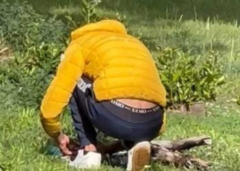 Lo scippatore del supermercato ripreso mentre fa uso di droga vicino a una scuola: le immagini