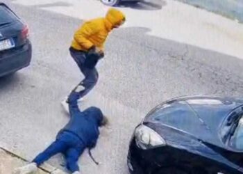 Aggressione choc ad Avezzano, violento scippo davanti al supermercato: ecco le immagini