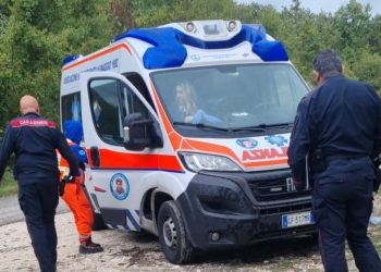 Precipita in un canalone mentre cerca funghi: salvato da vigili del fuoco e soccorritori (foto)