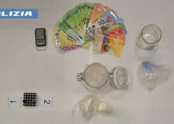 Beccato con dosi di cocaina pronte per lo spaccio e un proiettile: arrestato uno straniero