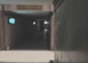 Sottopassaggio pedonale della stazione completamente al buio: cittadini preoccupati per la sicurezza (foto)