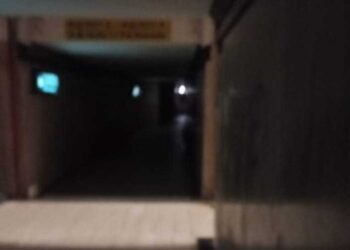 Sottopassaggio pedonale della stazione completamente al buio: cittadini preoccupati per la sicurezza (foto)