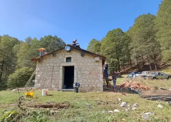 Stazzi di Scanno, i volontari ristrutturano i rifugi dei pastori