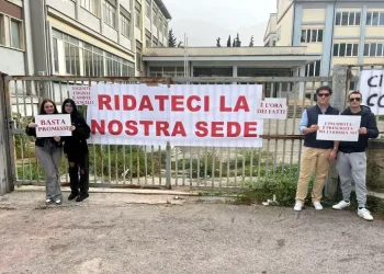 Scuola chiusa da dieci anni, studenti in piazza a Sulmona