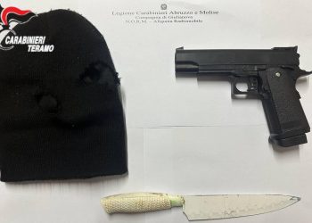 Incappucciato tenta la rapina al centro commerciale, arrestato dai carabinieri