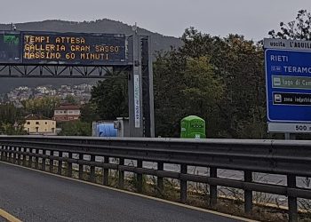 Senso unico alternato nel traforo del Gran Sasso, lunghe code e ore di attesa