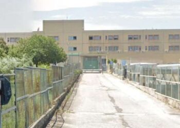 Aggressioni in carcere, detenuto colpisce i poliziotti con la stampella