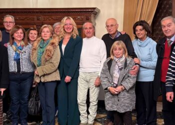 Corso di alfabetizzazione digitale per gli over 65: anziani imparano a usare pc, smartphone e tablet