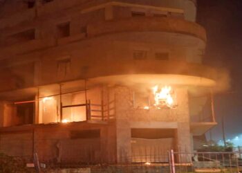 In fiamme la palazzina dei disperati, verifiche per scongiurare le presenza di persone intrappolate