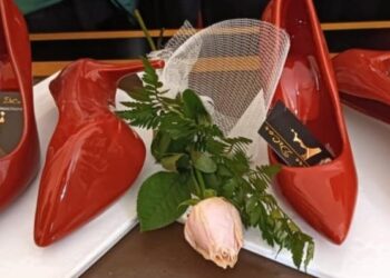 Scarpette rosse di ceramica come simbolo e monumento contro la violenza