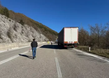 Tir a fuoco in galleria sulla Statale 17, traffico in tilt