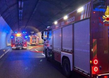 Paura in galleria sulla ex superstrada, auto in fiamme nel tunnel e donna salva per miracolo