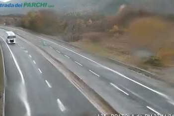 Pioggia e vento, pericolo sulle strade: due incidenti sull’A24