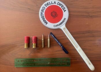 Perseguita due donne con lettere anonime e spedisce proiettili: arrestato 59enne