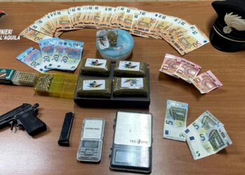Droga, denaro, munizioni e una pistola nascosti in casa: arrestati due giovani
