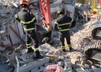 Palazzina esplosa, i Vigili del fuoco al lavoro senza sosta: si cercano eventuali vittime