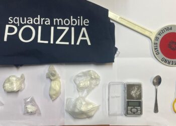 In macchina involucri di cocaina, arrestato 44enne pregiudicato