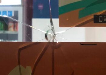 Pretende di mangiare gratis in un ristorante, il personale dice No e lui spacca la vetrina a pugni