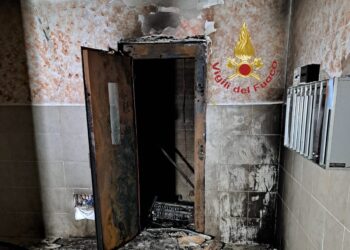 Prende fuoco un ascensore, fiamme e fumo nero invadono il palazzo che viene evacuato (foto)