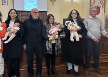 Il sindaco di Sulmona dona un quaderno di istruzioni alla lettura a 7 neonati