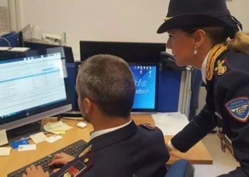 Falsi profili social per sexting con ragazzine, arrestato 26enne