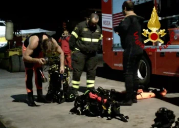 Cadavere nel fiume, uomo senza documenti. I dettagli sugli abiti, è mistero