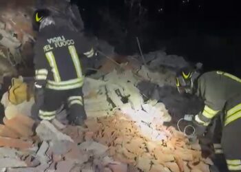 Esplode una casa, terrore tra i residenti della zona: le immagini dei vigili del fuoco al lavoro