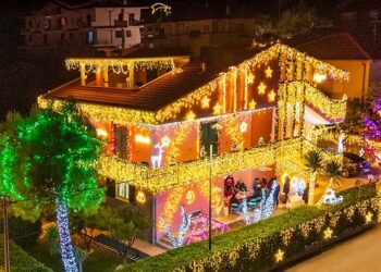 Si accende la casa del Natale, mille luci colorate. La proprietaria: “Da me i bimbi sognano gratis”