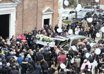 Lacrime, silenzio e palloncini bianchi nel giorno dell’ultimo addio ad Aurora