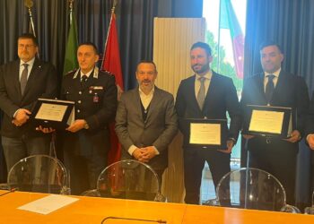 Scovarono una latitante in Germania, targa del Consiglio regionale ai cinque carabinieri