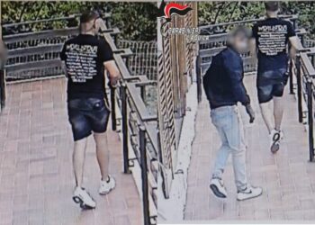 Ladri di gioielli e orologi filmati e arrestati, caccia al terzo uomo in fuga