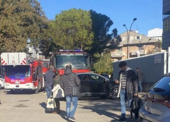 Divampa un incendio: paura negli uffici della Regione di via Passolanciano
