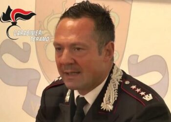 Aggredisce con un coltello e tenta di uccidere il padre adottivo: arrestato dai carabinieri