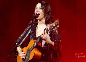 I potenti messaggi di Carmen Consoli: l’arte che avvicina a Dio, la denuncia degli abusi e l’amore per un figlio