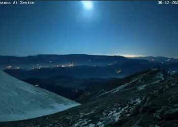 Una notte di luce: la cometa solca il cielo abruzzese (il filmato)