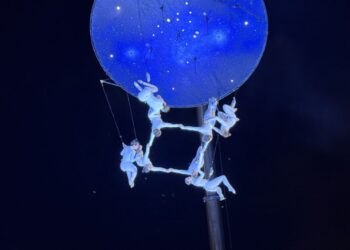 Via agli eventi di Natale a Pescara, in piazza della Rinascita il fascino della danza aerea