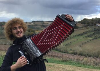 Nicolò Di Mattia, il giovane campione di organetto, conquista il web: oltre un milione di visualizzazioni in un giorno