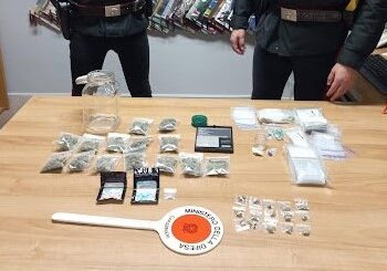 Droga nascosta in macchina, scattano le manette per un ragazzo di 18 anni