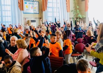 Grande festa con i bambini delle scuole pescaresi nella sala consiliare del Comune