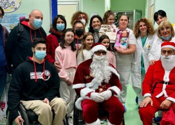 Babbo Natale in carrozzina porta i doni ai bimbi dell’ospedale