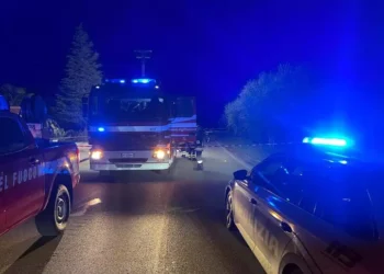 Violento schianto tra auto, muore una donna di 67 anni