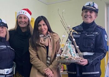 L’Aquila, la scuola primaria del Torrione festeggia il Natale con bambini, famiglie e forze dell’ordine