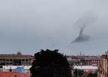 Cielo di Pescara invaso dagli storni, la danza incanta la città
