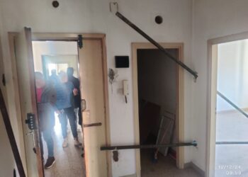 Blitz in due abitazioni occupate abusivamente: scatta anche il sequestro di 30 grammi di droga