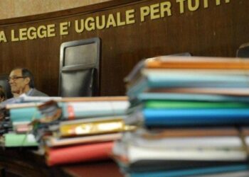 Calci e fucile puntato contro la compagna incinta con la figlia in braccio: condannato