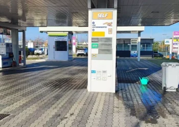 Rapina a un furgone portavalori, tre banditi con pistola in azione: presa l’arma a un vigilante