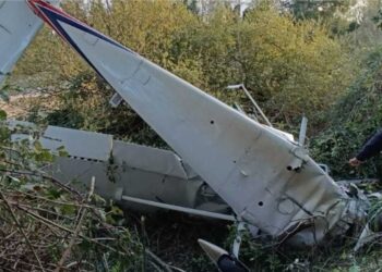 Ultraleggero precipita nel fiume, salvi i due piloti: carburante finito nell’acqua, rilevante danno ambientale